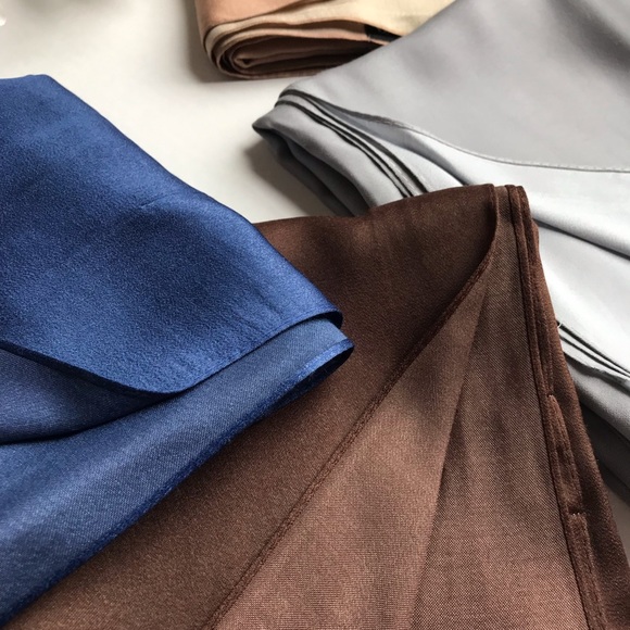 Collection of 2 scarfs (brown and Navy) - Picture 2 of 2